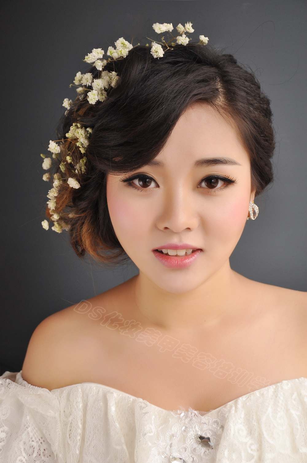 2015最新新娘鲜花造型、妆面流行趋势抢先看!DS化妆美甲美容培训学校 2015新娘造型依然的唯美,浪漫,2015新娘都喜欢什么的的妆面发型?2015年最美新娘发型随意的盘发造型 搭配精致的妆容是新娘们的首选,2015年的新娘是喜欢什么样的发型配饰?花饰、网纱、蕾丝都是2015新娘发型中的经典元素,2015年的你是喜欢哪款勒?