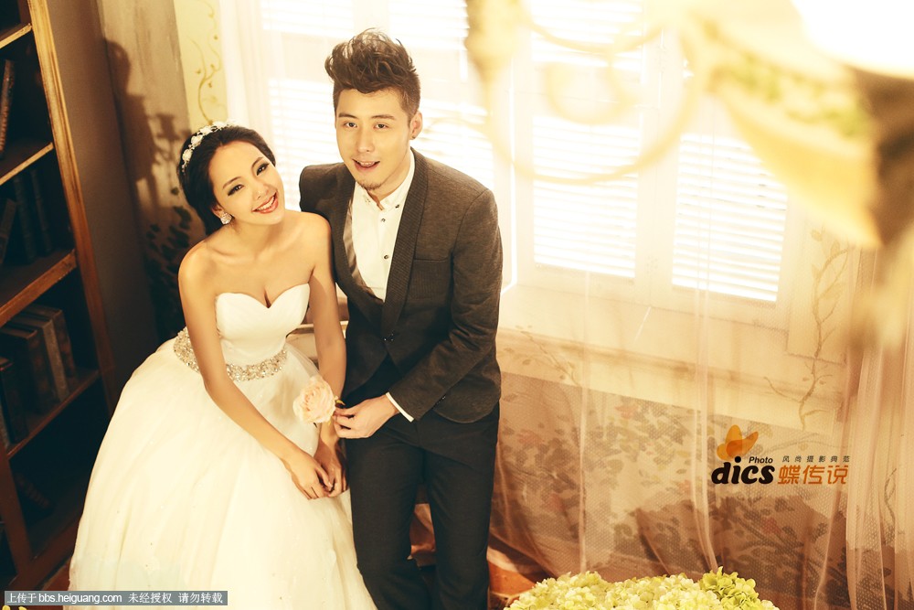 重庆蝶传说婚纱摄影为你呈现暖色调欧式婚纱摄影,镜头中情人间的甜蜜笑容在灯光下越发的耀眼炫目,这样的浪漫婚纱照会不会让你移不开脚步呢?