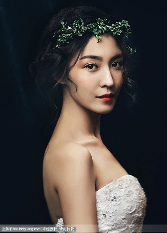 森女系新娘造型一直备受新人们的喜爱,在婚礼风格多元化的今天,新娘装扮也出现新元素,高发髻新娘盘发或披肩发都让新娘有更多的可塑空间,今天,新娘发型尝试用绿叶做头饰,让新娘森系味道浓重,所以,喜欢这种风格的MM可以看一下哦。