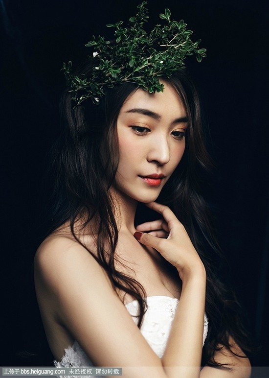 森女系新娘造型一直备受新人们的喜爱,在婚礼风格多元化的今天,新娘装扮也出现新元素,高发髻新娘盘发或披肩发都让新娘有更多的可塑空间,今天,新娘发型尝试用绿叶做头饰,让新娘森系味道浓重,所以,喜欢这种风格的MM可以看一下哦。 [[img STYLE="BorDer-BoTToM: medium none; BorDer-LeFT: medium none; WorD-WrAp: break-word; BorDer-Top: medium none; CUrsor: pointer; BorDer-riGH