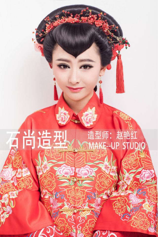 尽管现在普遍流行西式婚礼,但是真正体现东方新娘的气韵还是当属中式婚礼新娘化妆造型。一身古装新娘装扮让娇艳的新娘绝对凸显人前,配上那传统制作精良的中式新娘头饰,相信新娘必定成为婚礼中最亮丽的风景线。