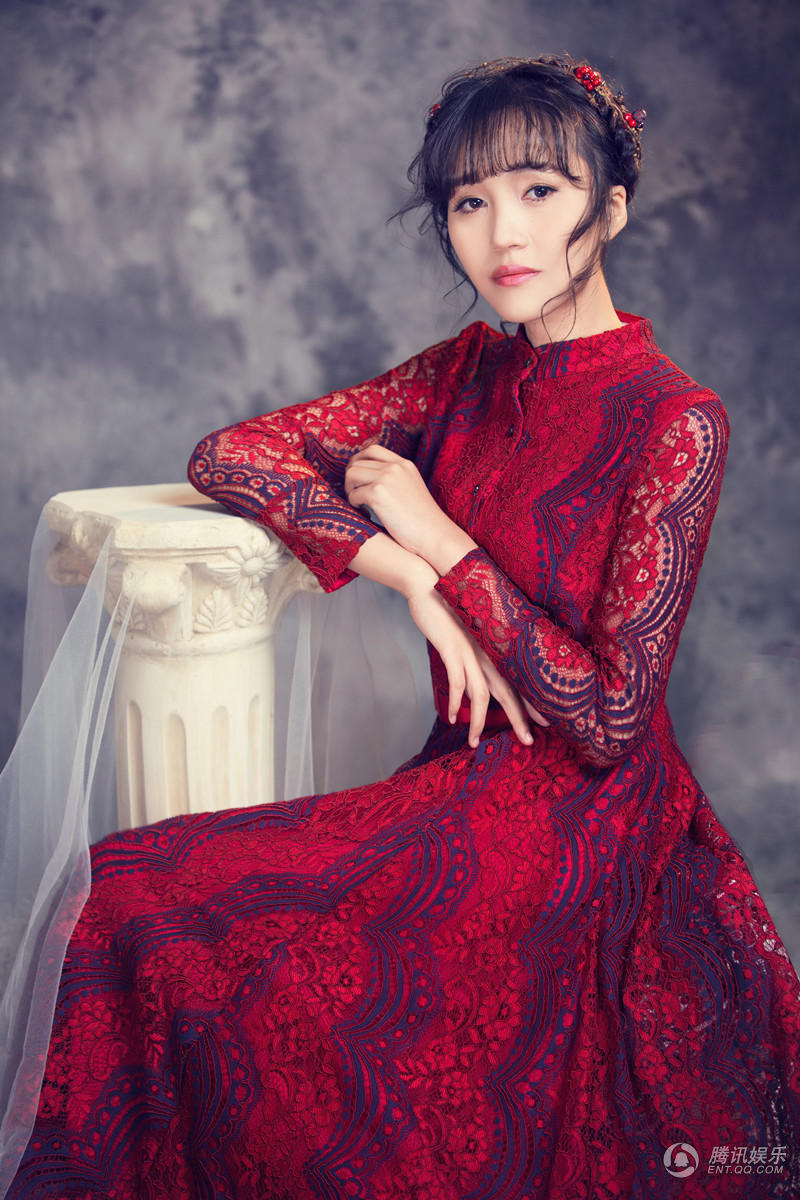 内地女演员郭露文近日 拍摄了一组复古文艺风写真摄影大片。郭露文身着红色复古长裙,淡雅的妆容,复古盘发造型,配以红色长裙尽显优雅迷人气质,无辜清澈的双眸夺人眼球,俘获众多粉丝的心。