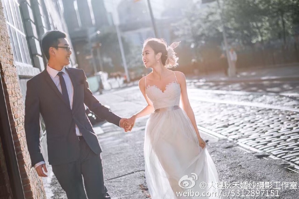 青岛婚纱摄影哪家好照_云南哪家婚纱摄影好(2)
