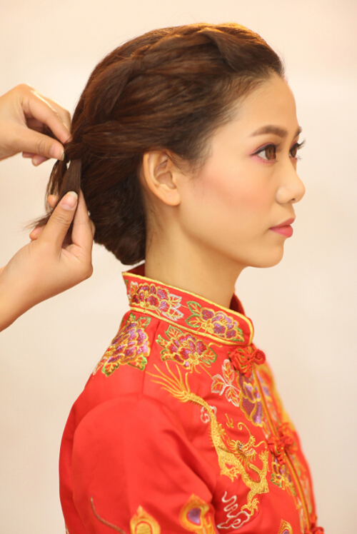 中式新娘发型步骤教程 营造灵动不对称的古典美 